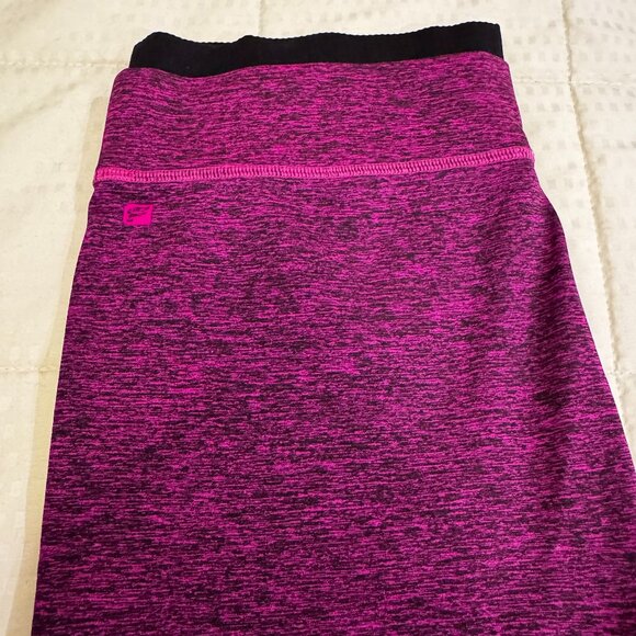Fabletics, Seamless Printed Capri, Size: M, Color: Magenta Heather/Black - Picture 2 of 5